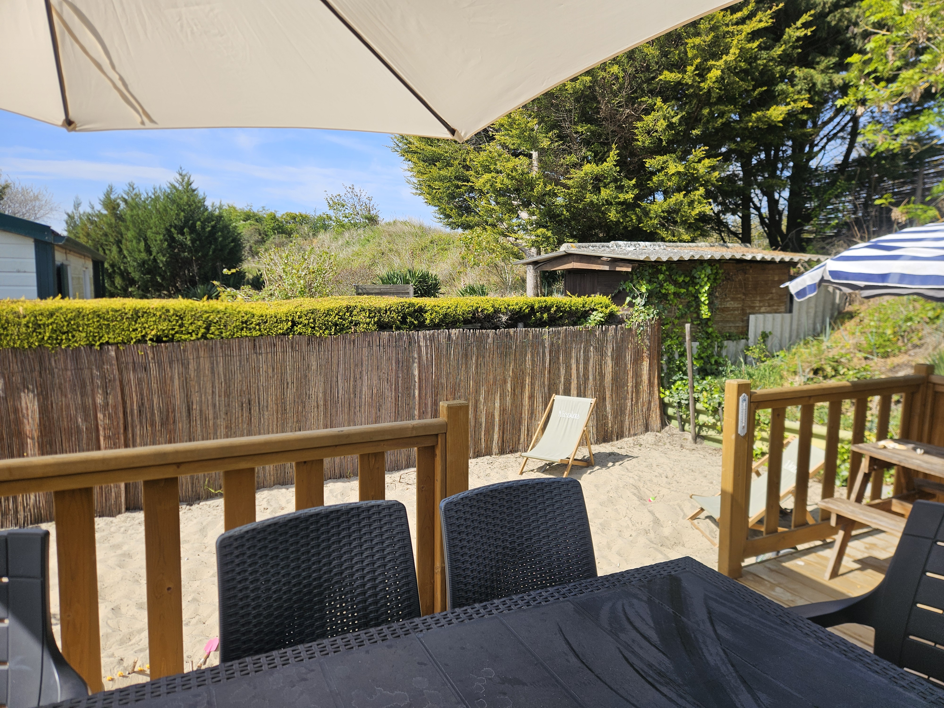 Coin sablé dans le jardin