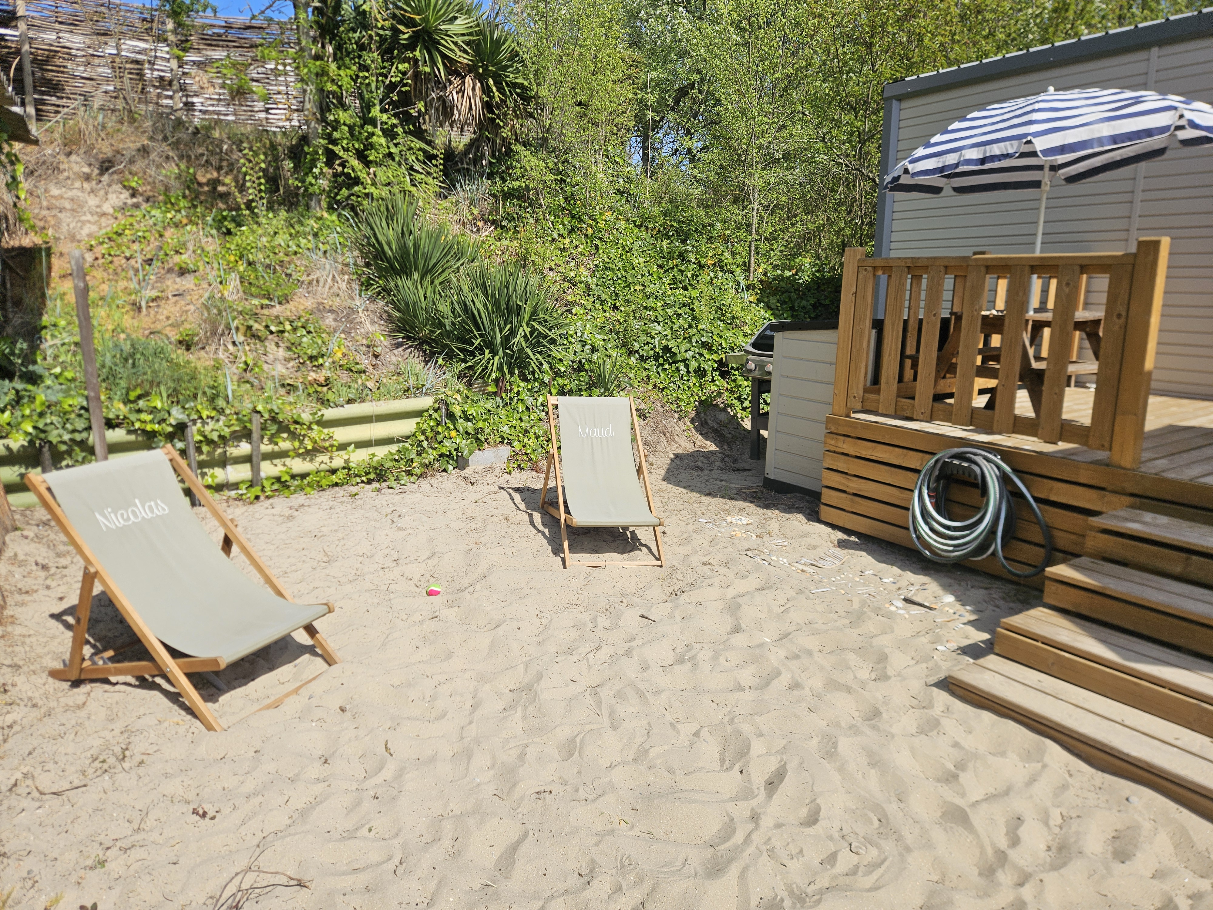 Jardin avec transats
