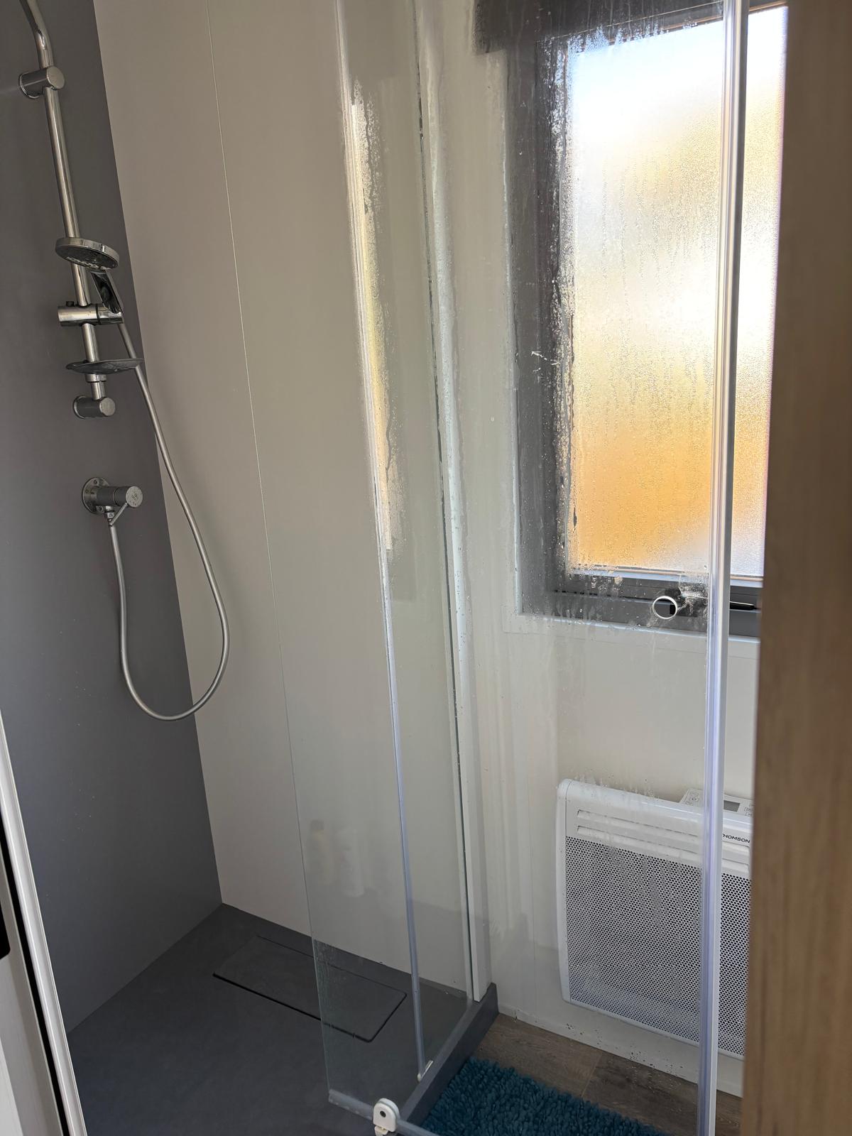 Salle de bain avec douche